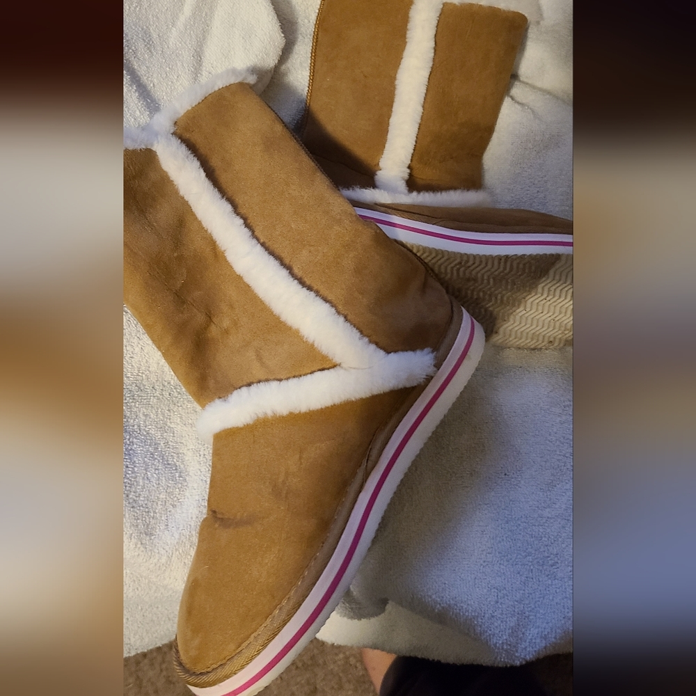 Old navy tan fuzzy boot